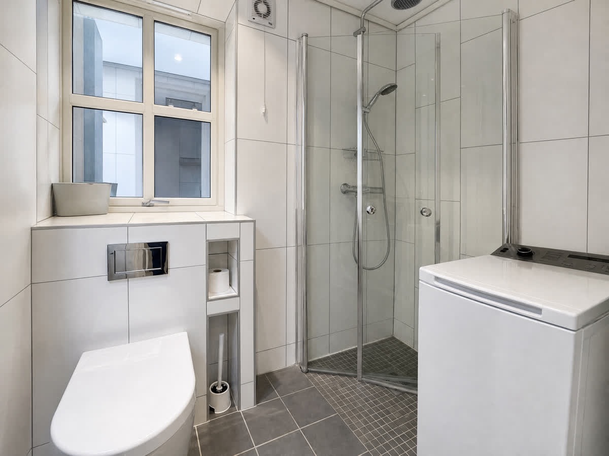 Reshoot Studio listing photo of the same bathroom